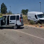 Colisionan un turismo y una furgoneta frente a la fábrica Pascual de Aranda