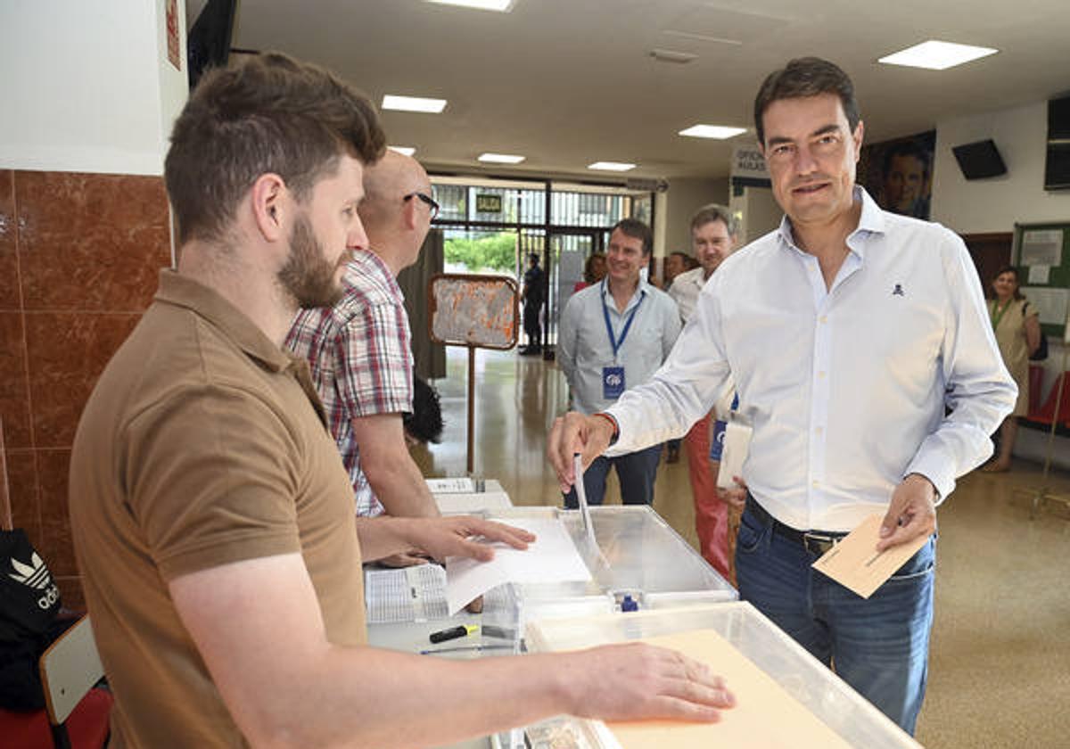 El candidato al Congreso por el PP en Burgos, Ángel Ibáñez, votando este 23J.