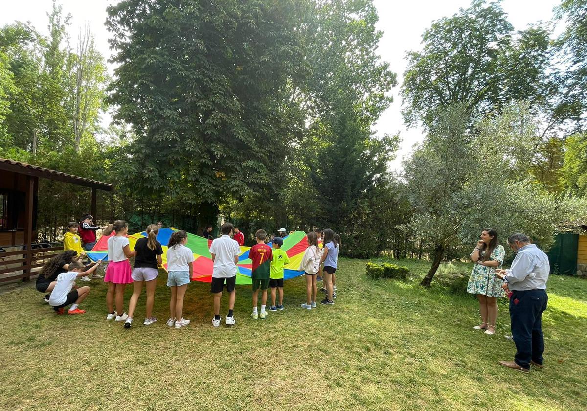 Los niños pueden disfrutar de numerosas actividades en los campamentos urbanos.