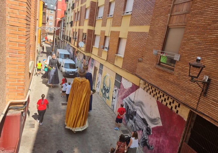 Imagen principal - Algunos Gigantes y Cabezudos desfilaron también por la calle de La Reja