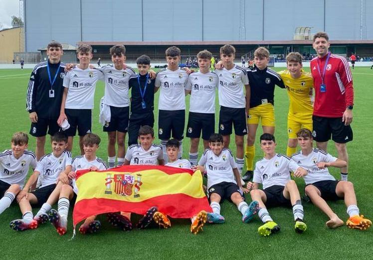 Imagen principal - Arriba, jugadores del Burgos CF, de la categoría sub-14, tras concluir el Torneo. Debajo, futbolistas de la su-15 con el trofeo y Yeray Esguevillas, guardameta del Cadete B, MVP de la categoría.