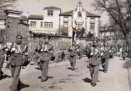 Desfile de la Brigada de Tropas Sanitarias nº 10 y banda de música por la calle Emperador frente al Dispensario Año 1952.