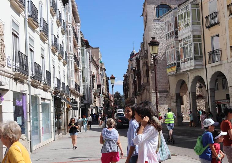 Gente paseando por el centro de la ciudad