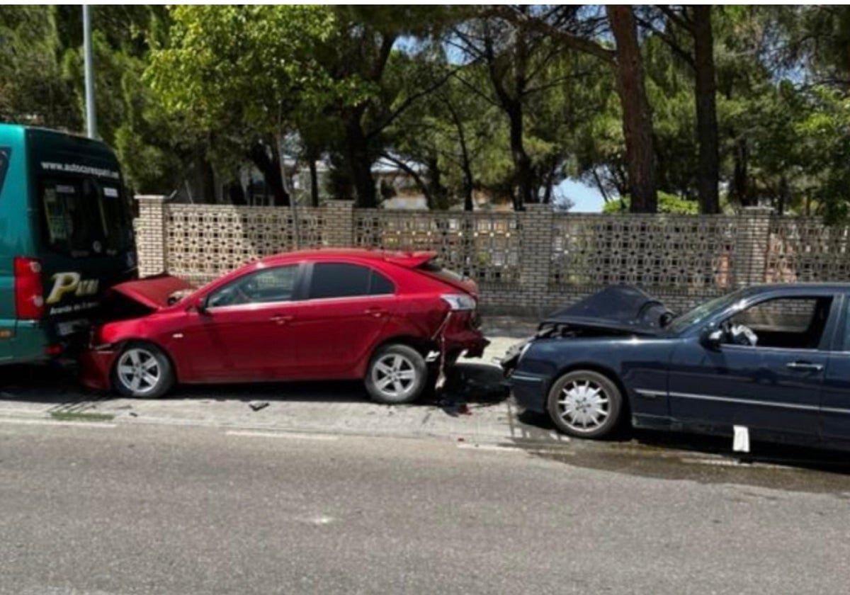 El coche impactó contra otros vehículos aparcados