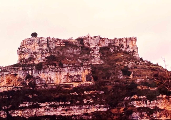 Una peña caliza sustenta en lo alto la ermita de Santa Elena y Santa Centola. En el flanco sur estaba Siero.