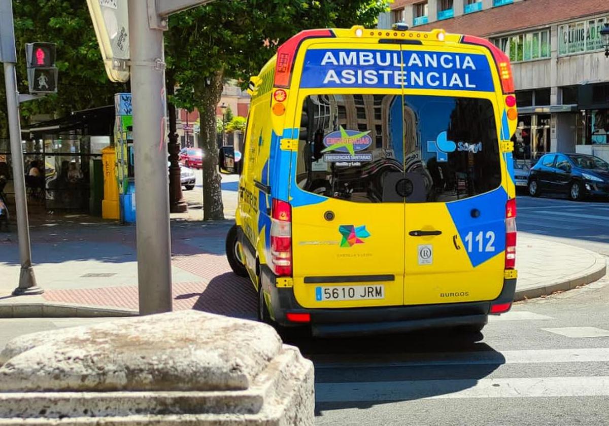 Imagen de archivo de una ambulancia en la ciudad de Burgos.