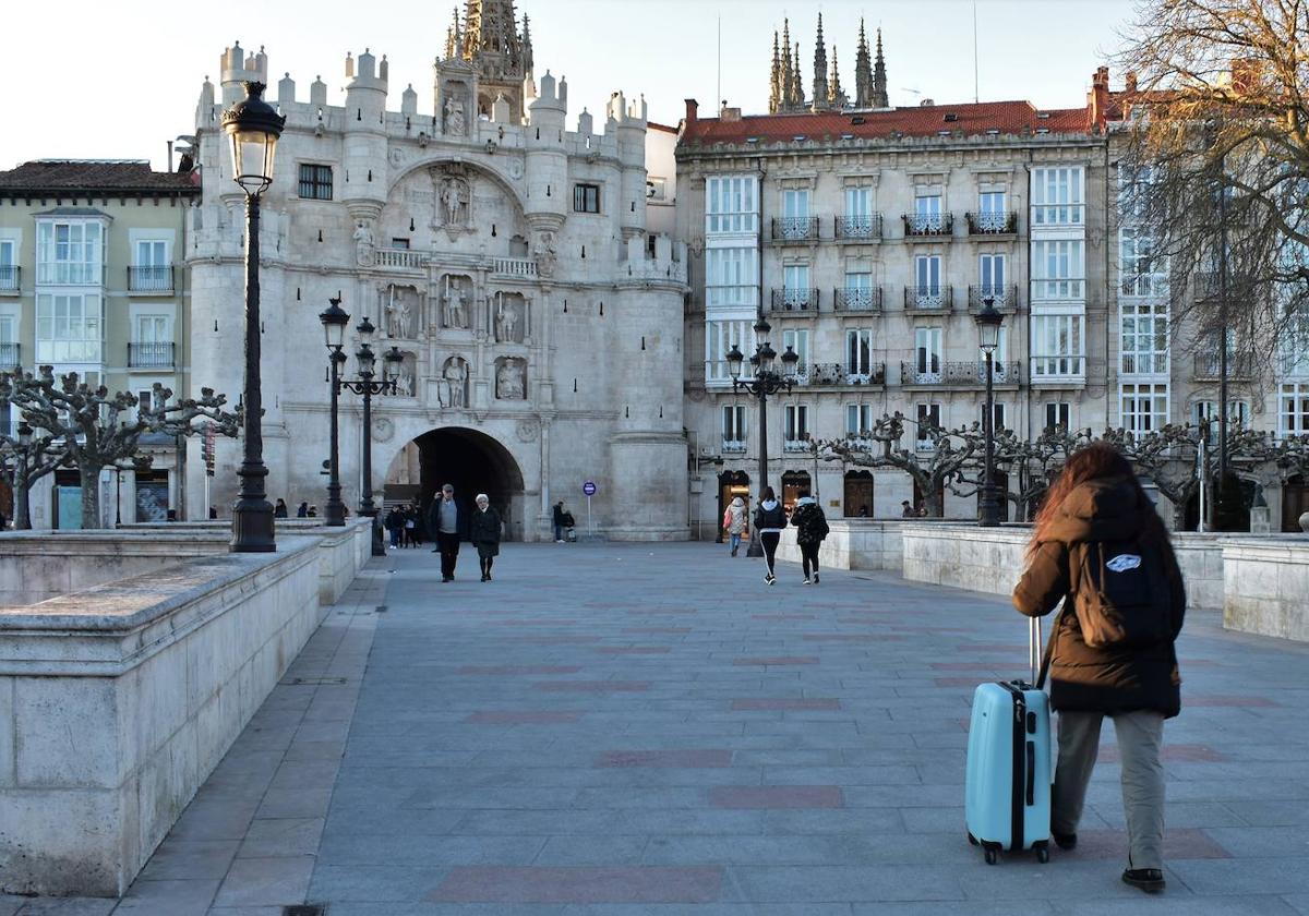 La capital burgalesa ha alcanzado en los primeros seis meses de 2023 su mejor dato de viajeros desde 2005