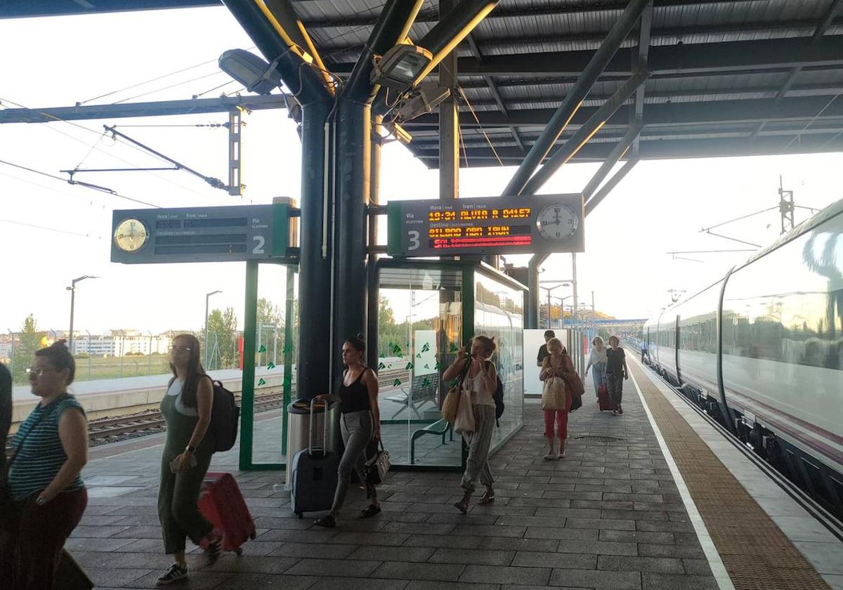 Los pasajeros del Alvia a su llegada a Burgos.