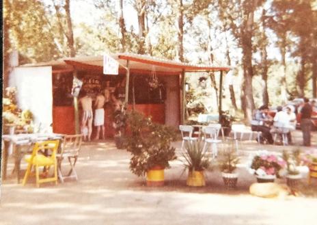 Imagen secundaria 1 - Su abuelo era dramaturgo y actor de teatro. Y la parte familiar de su abuela se dedicaba al circo. Y se se juntaron y crearon un tándem muy original.