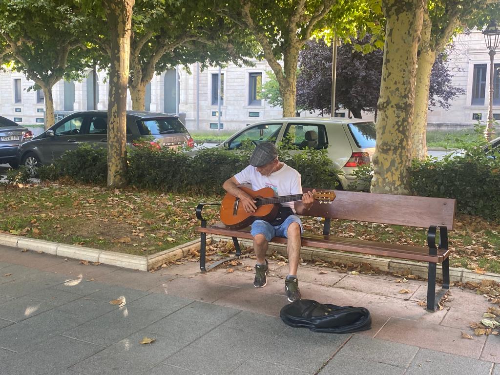 Tomas tocando la guitarra.