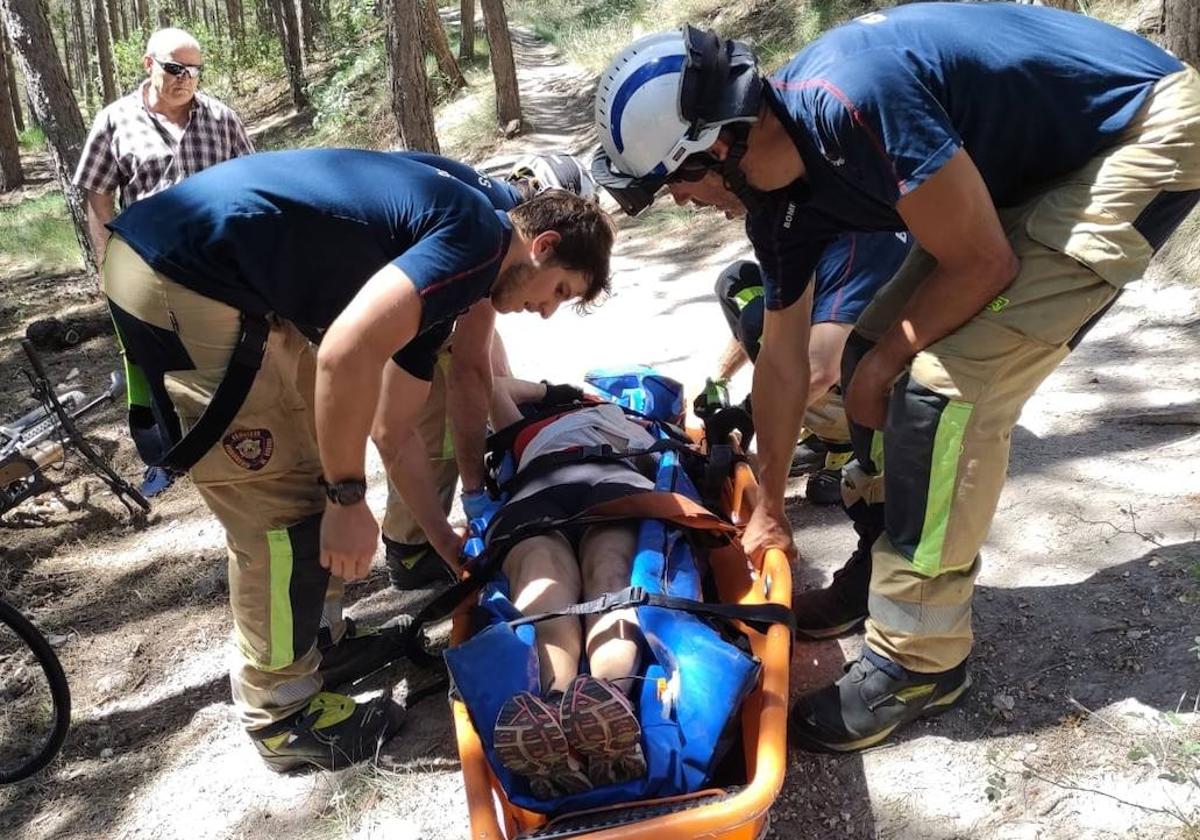 Efectivos de Bomberos de Burgos inmovilizan para su traslado al ciclista accidentado en el Cerro de San Miguel