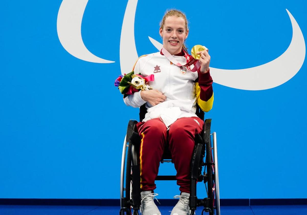 Marta Fernández luce su medalla de oro obtenida en los Juegos de Tokio 2020