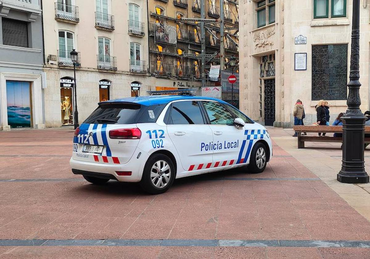 Coche de Policía Local en la Plaza Santo Domingo