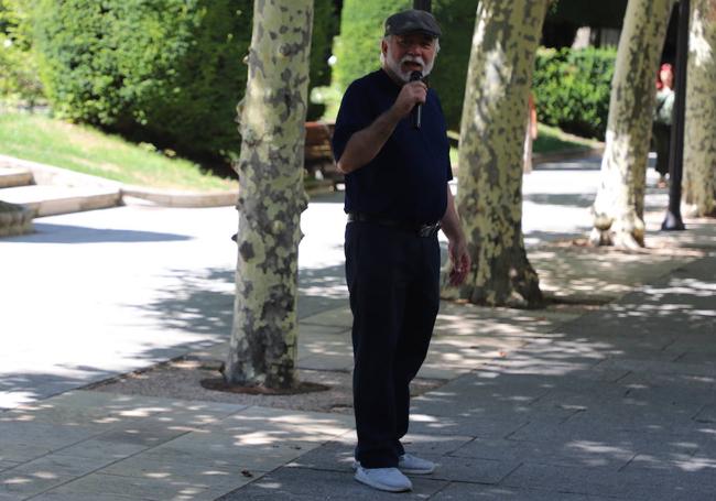 Felipe cantando en el Paseo del Espolón en Burgos.