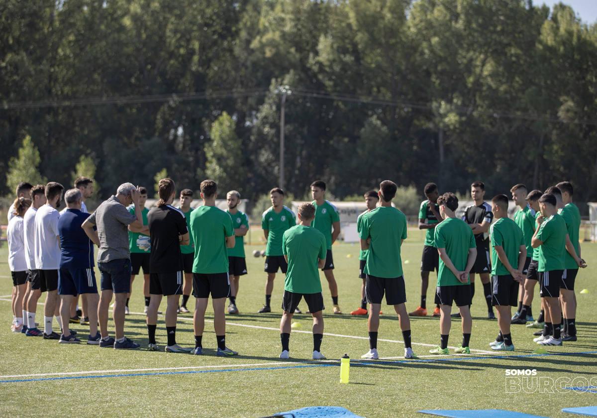 Jugadores del Burgos CF Promesas, en un entrenamiento.