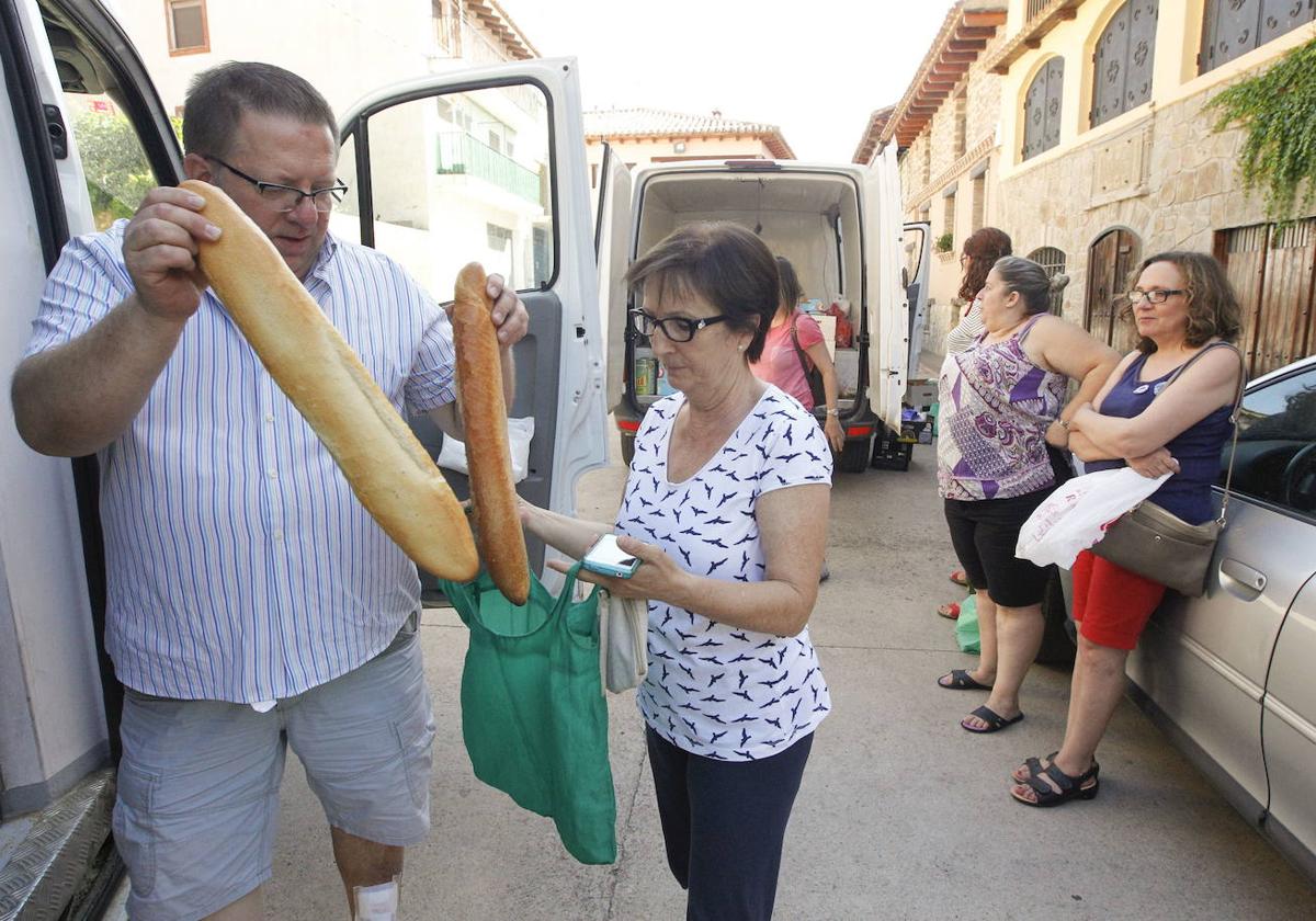 Los pueblos burgaleses ven crecer su población en verano y también crece la demanda de servicios.