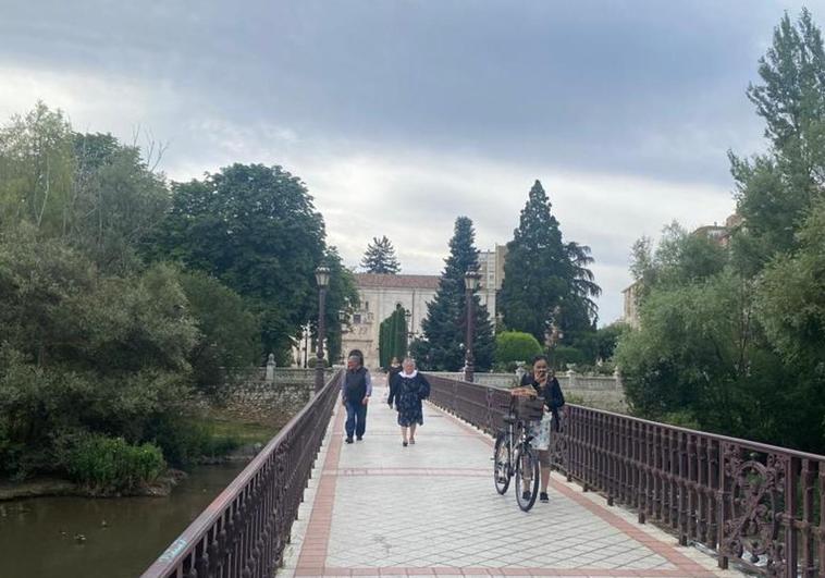 Personas caminando a través del puente Bessón