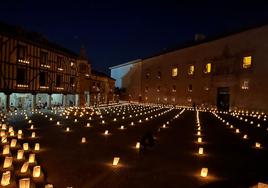 La plaza Mayor de Peñaranda de Duero completamente iluminada por velas