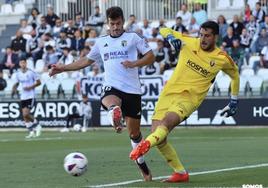 Curro y Sergio Herrera disputan un balón.