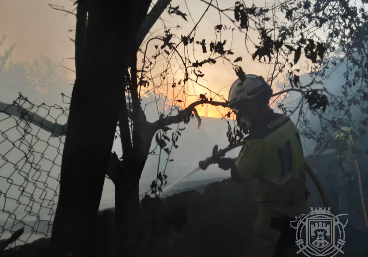 Actuación de los Bomberos de Burgos en el incendio de la calle Ventosa.