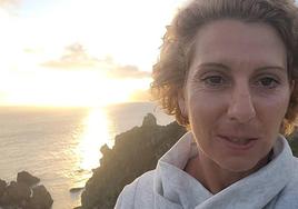 Barbara de Aymerich con el atardecer de fondo en los acantilados de Loiba