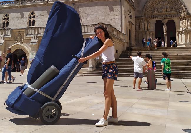 Carmen con su arpa y sus materiales en la Catedral de Burgos