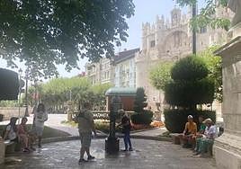 Personas resguardadas del sol y el calor