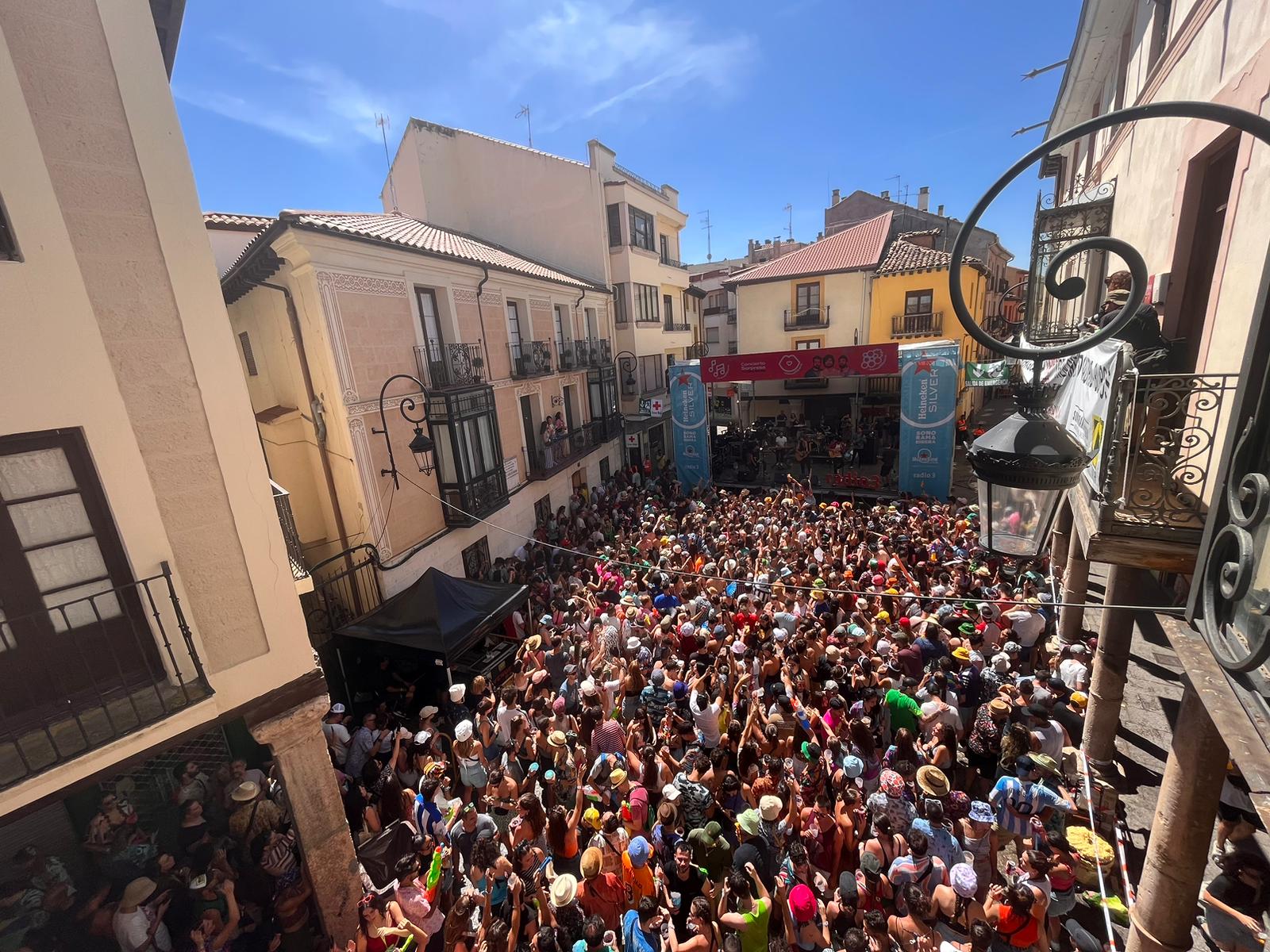 'La Otra Bonita' sorprende en la plaza del Trigo durante el Sonorama Ribera