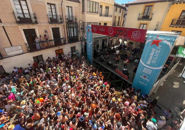 'La Otra Bonita' en la plaza del Trigo en los conciertos diurnos.