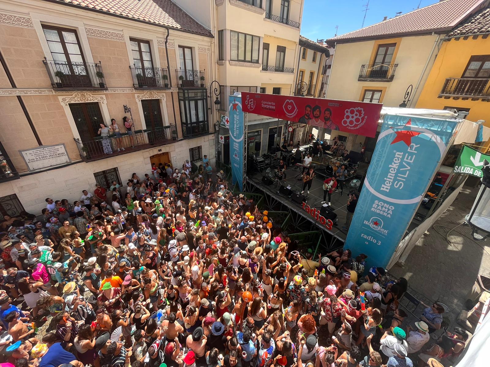 'La Otra Bonita' sorprende en la plaza del Trigo durante el Sonorama Ribera