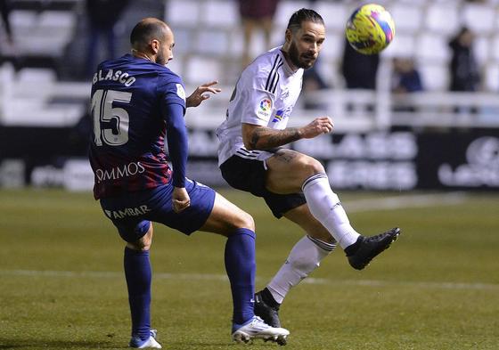 Mumo intenta un pase en profundidad ante la presión de Blasco en el partido disputado el pasado año en El Plantío