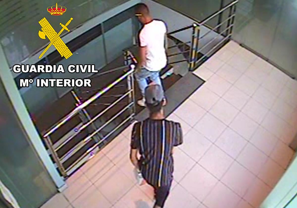 Las cámaras captaron a los autores del robo en la planta superior del área de servicio, donde estaba la oficina.