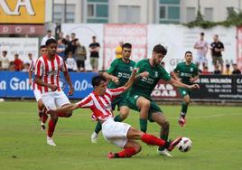 Fer Niño pugna con un rival en el partido contra el Sporting en pretemporada.