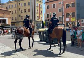 Los agentes vigilan a caballo el centro de Aranda de Duero.