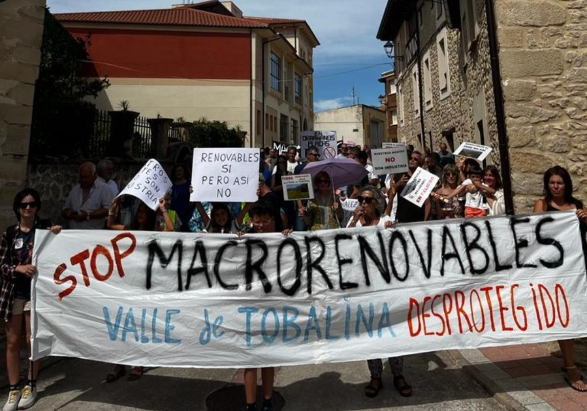 Manifestantes contra las macroplantas en Valle de Tobalina.