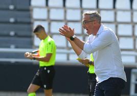 Bolo arenga a sus jugadores en su primer partido oficial como entrenador del Burgos CF en el banquillo de El Plantío