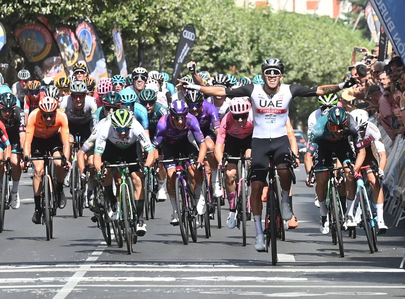 El colombiano Sebastian Molano se lleva la primera etapa de la Vuelta a Burgos