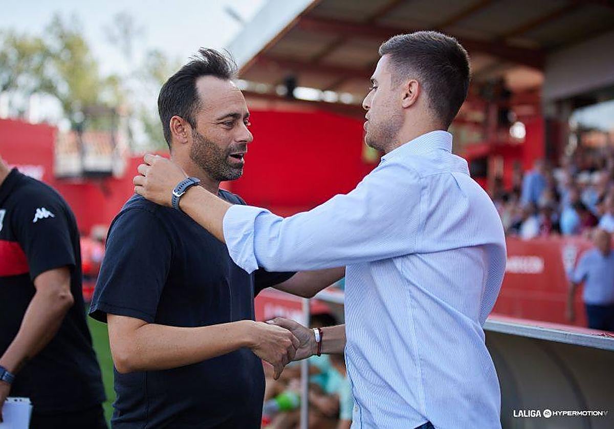 Lisci estrecha la mano al técnico alfarero, Fran Fernández