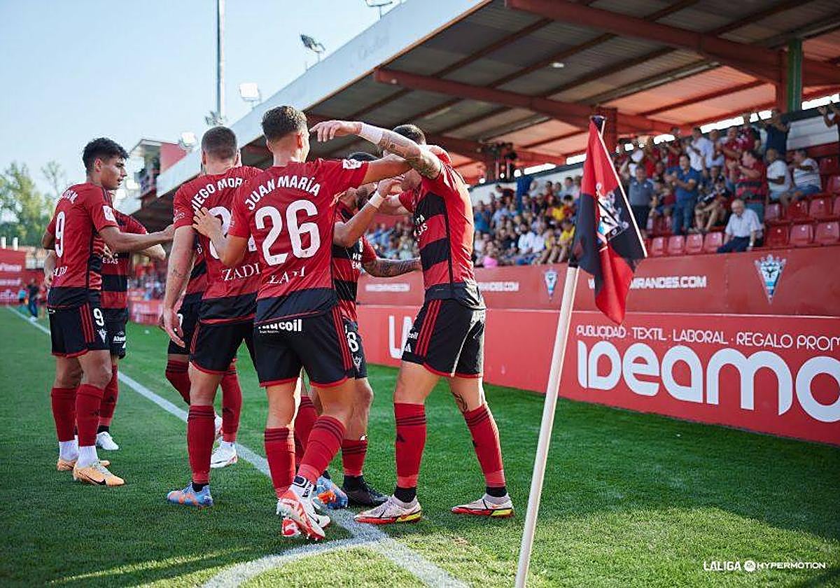 Los jugadores del Mirandés se abrazan tras conseguir un tanto