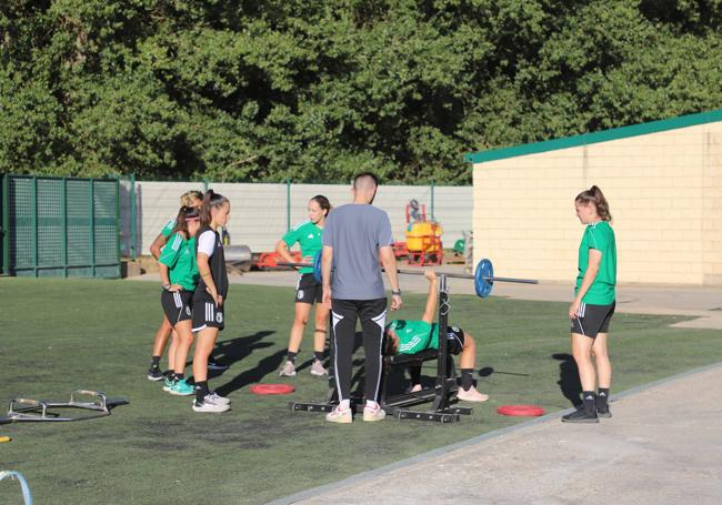 Jugadoras Burgos CF Femenino en el calentamiento previo al entrenamiento