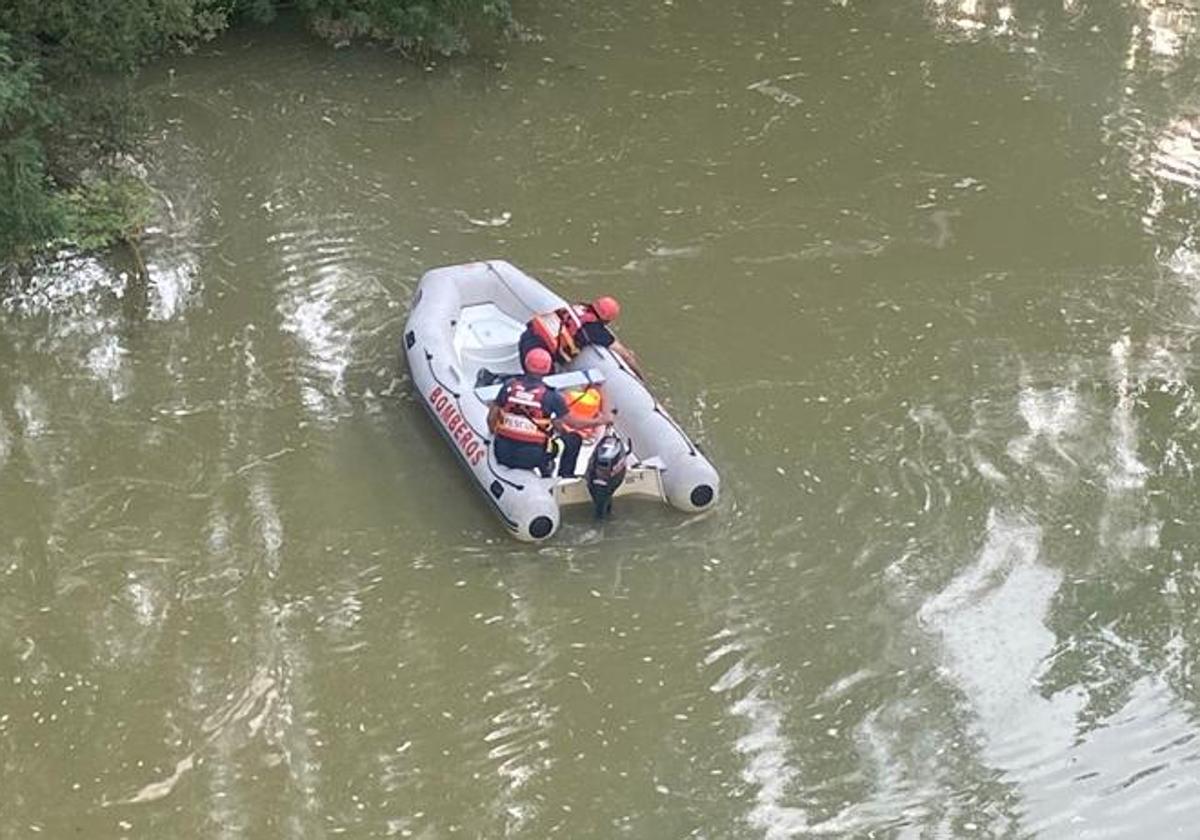 Miembros del equipo de rescate en el Río Duero.