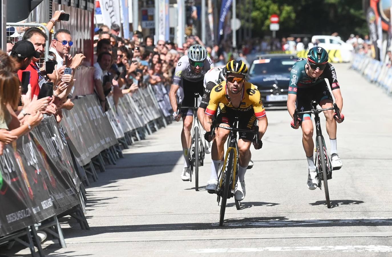 Roglic impone su velocidad en el esprint final para llevarse la tercera etapa