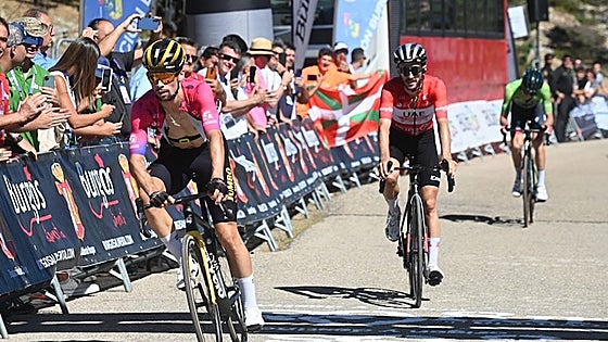 Exhibición de fuerza, autoridad y talento de Roglic que se impone en la Vuelta y en las Lagunas