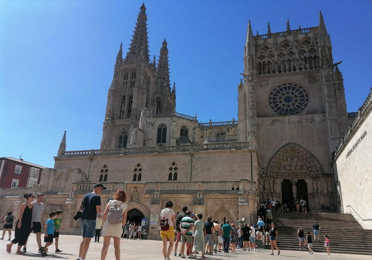 Turistas en Burgos a los pies de la catedral