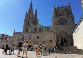 Turistas en Burgos a los pies de la catedral