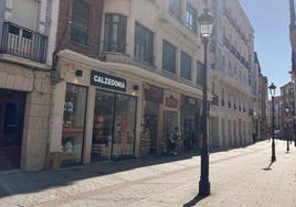 La calle San Juan sería una de las primeras en acoger los toldos del 'Plan Sombra'