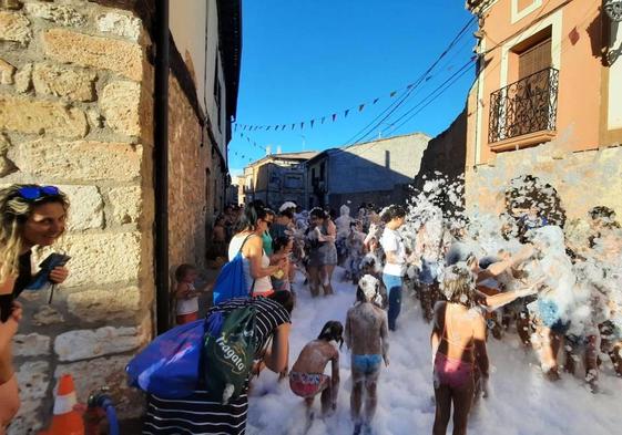 Pequeños y mayores de Tordómar se divierten en las fiestas de San Agustín.