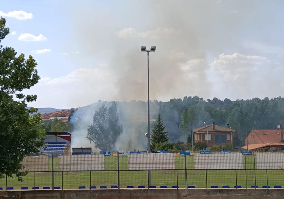 Susto en Salas de los Infantes por un fuego que ha desalojado las piscinas municipales