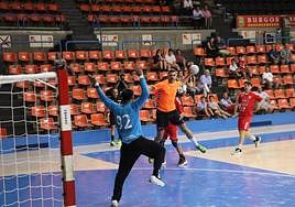 Jugada de ataque del UBU San Pablo Burgos en un partido de pretemporada.