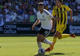 Bermejo conduce el balón en el Burgos CF-Real Oviedo de la pasada temporada en El Plantío